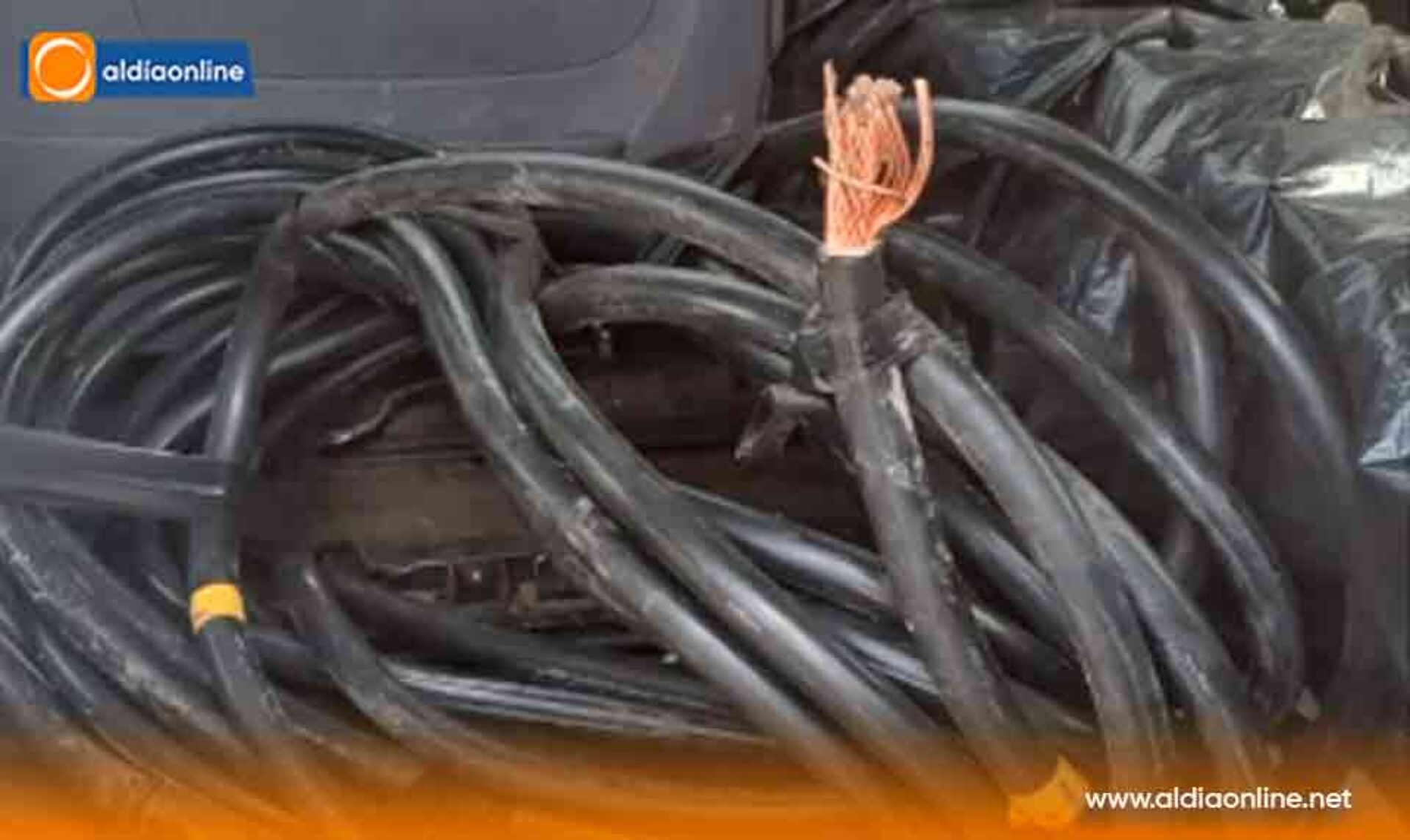 INTENTO DE ROBO DE CABLES DE COBRE EN PLENA AV. CRISTÓBAL CEPEDA Y 2 DE MAYO DEJA DAÑOS AL SISTEMA ELÉCTRICO