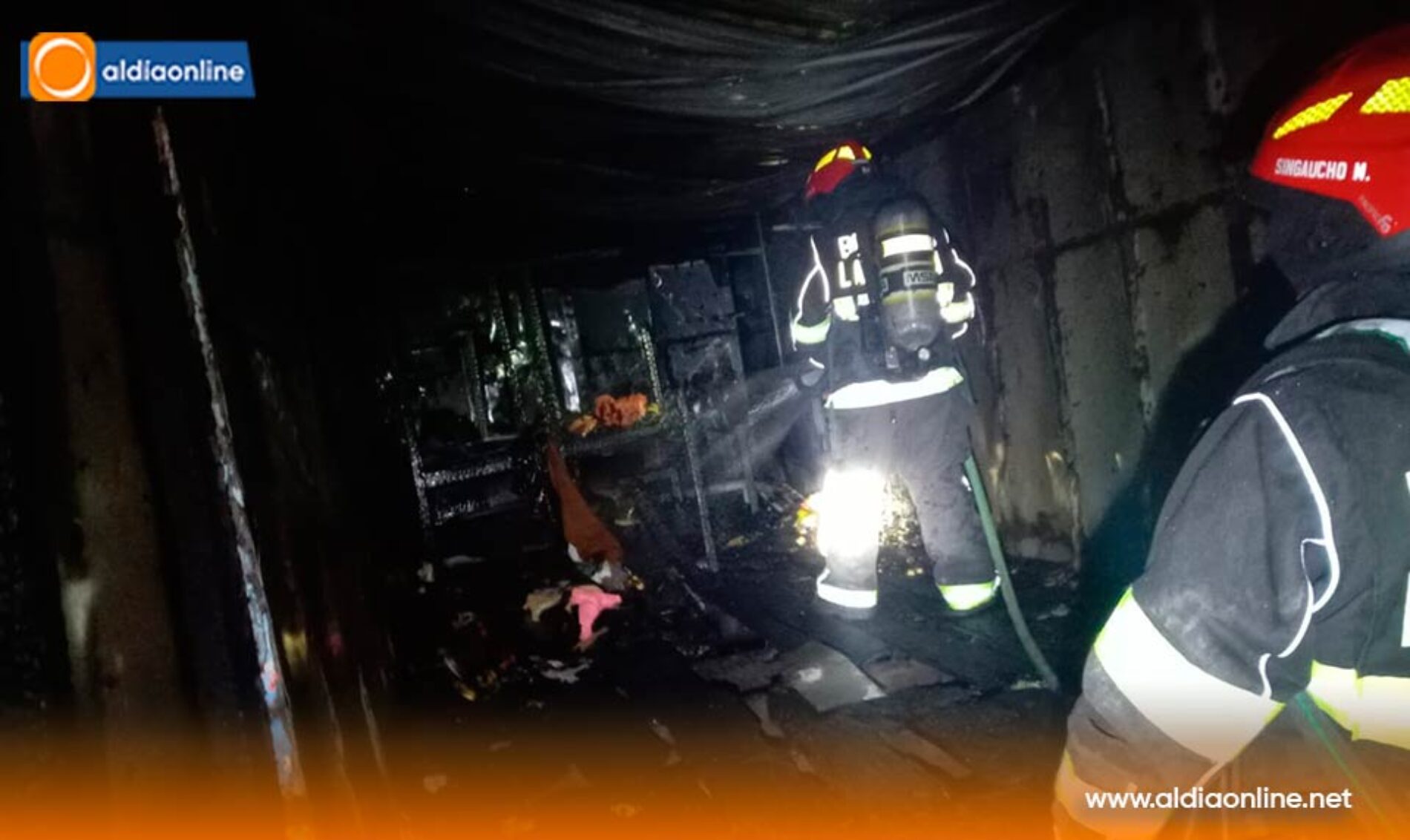 BOMBEROS DE LATACUNGA SOFOCAN INCENDIO EN VIVIENDA IMPROVISADA Y EVITAN UNA TRAGEDIA