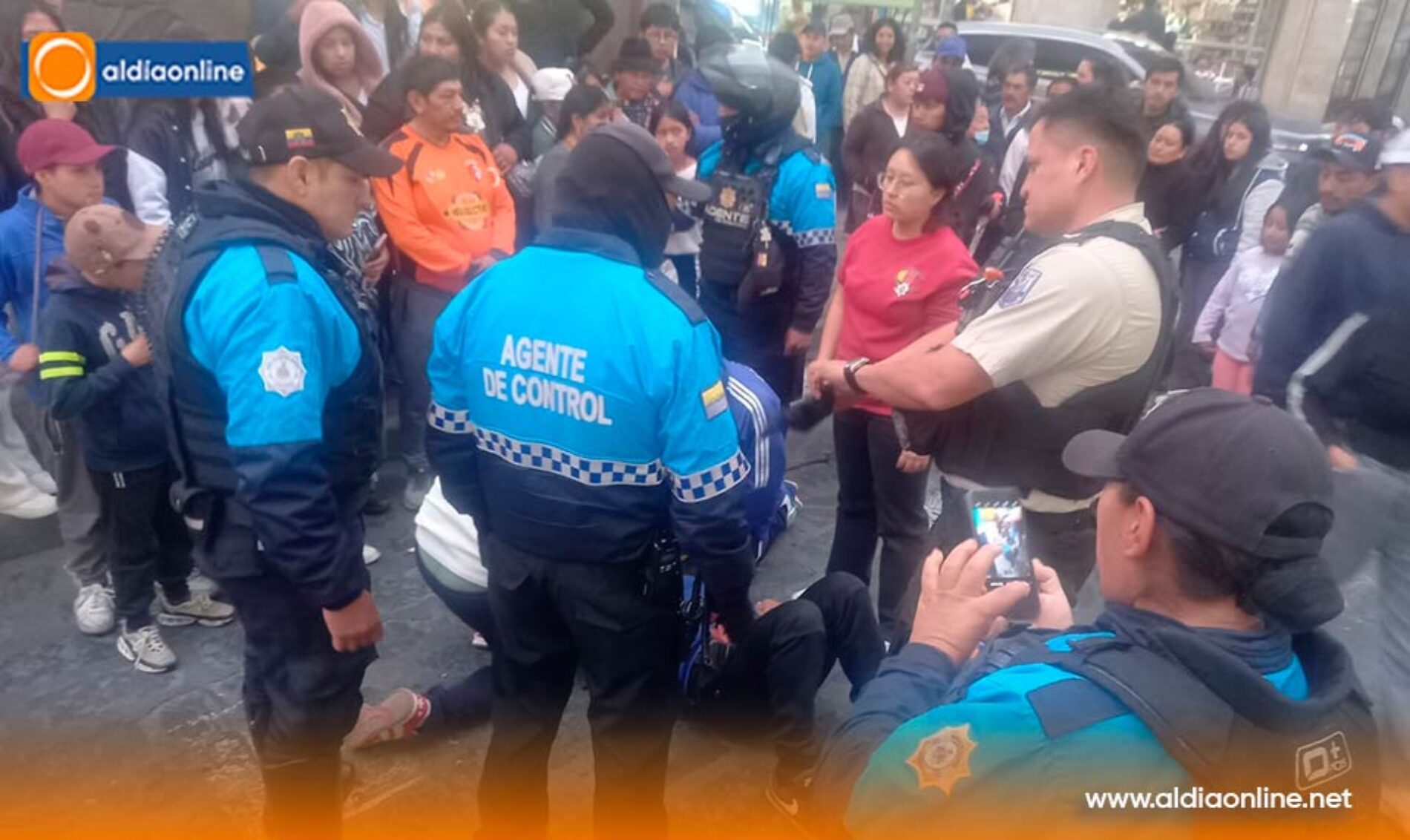 AGENTES MUNICIPALES FRUSTRAN ASALTO EN PLENO CORREDOR SEGURO DE LATACUNGA Y CAPTURAN A DOS SOSPECHOSOS