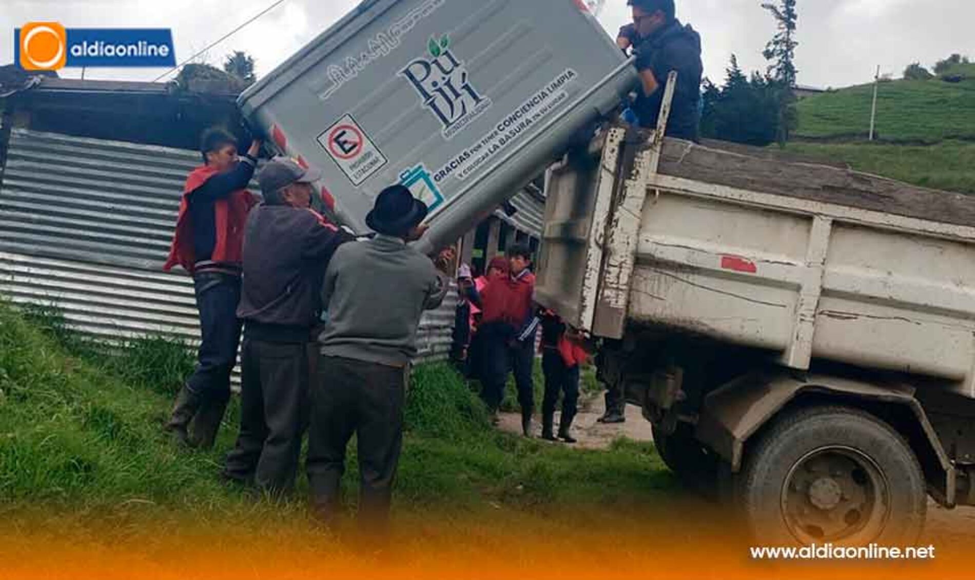 MUNICIPIO DE PUJILÍ ENTREGA ECO TACHO COMUNITARIO A LA COMUNIDAD CHINE ALTO