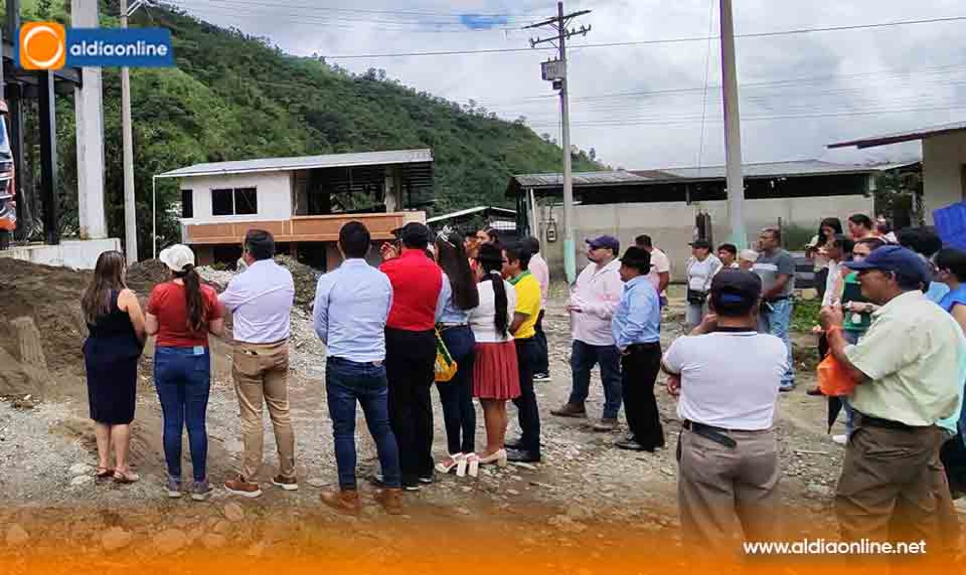 AUTORIDADES RECORREN MERCADO TINGO LA ESPERANZA Y RECOGEN NECESIDADES DE LA COMUNIDAD