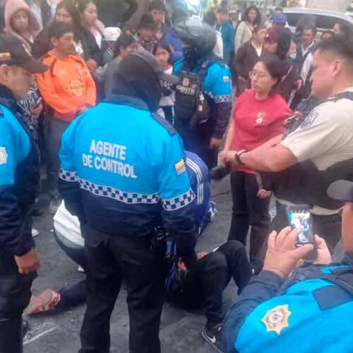 AGENTES MUNICIPALES FRUSTRAN ASALTO EN PLENO CORREDOR SEGURO DE LATACUNGA Y CAPTURAN A DOS SOSPECHOSOS