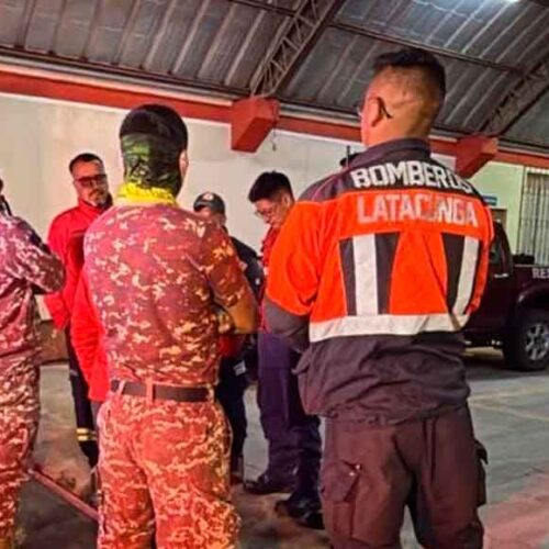 BOMBEROS DE LATACUNGA BRINDA APOYO ANTE DESLIZAMIENTO REGISTRADO EN SIGCHOS