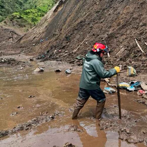 ALUVIÓN DEJÓ DOS PERSONAS DESAPARECIDAS, BOMBEROS LATACUNGA BRINDA APOYO