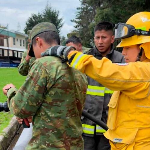 CUERPO DE BOMBEROS DE LATACUNGA CAPACITA A CONSCRIPTOS DE LA BRIGADA DE FUERZAS ESPECIALES N°9 PATRIA