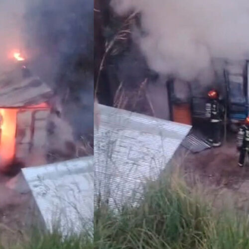 BOMBEROS DE LATACUNGA SOFOCAN INCENDIO EN VIVIENDA IMPROVISADA Y EVITAN UNA TRAGEDIA