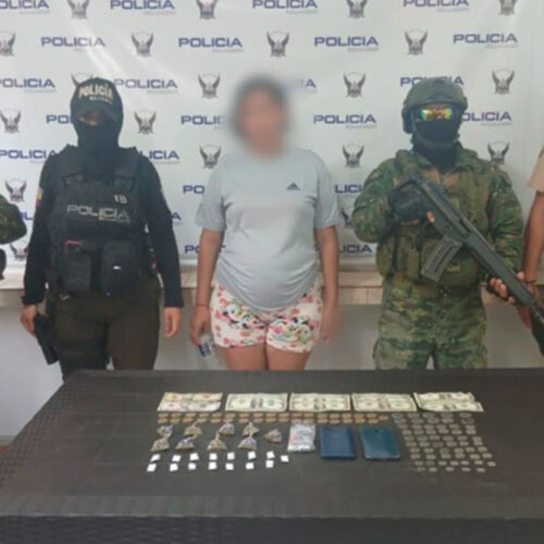 MUJER FUE APREHENDIDA EN LA MANÁ POR PRESUNTO TRÁFICO DE DROGAS DURANTE OPERATIVO DE CONTROL