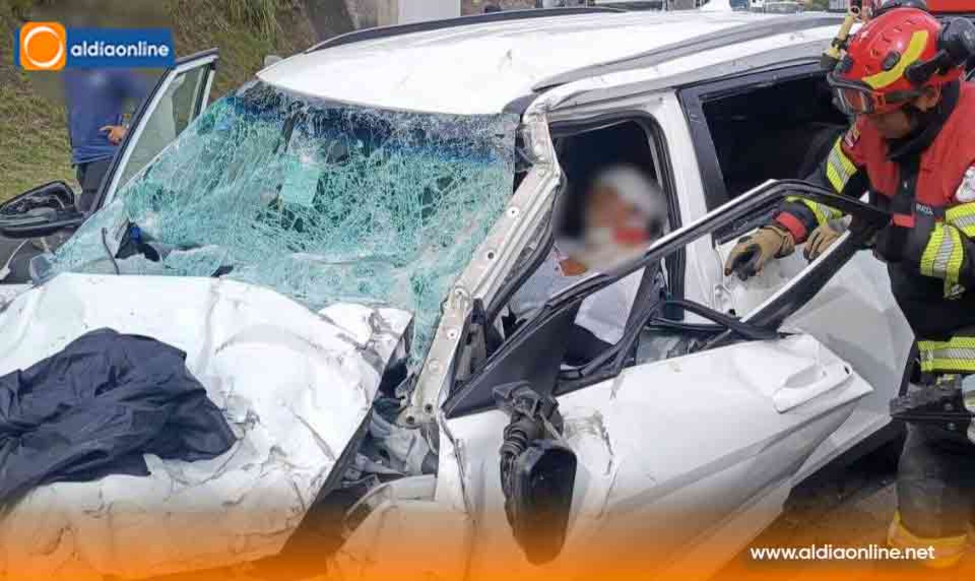FUERTE CHOQUE PARALIZA EL ACCESO AL AEROPUERTO DE QUITO Y CREA CAOS EN LA RUTA VIVA