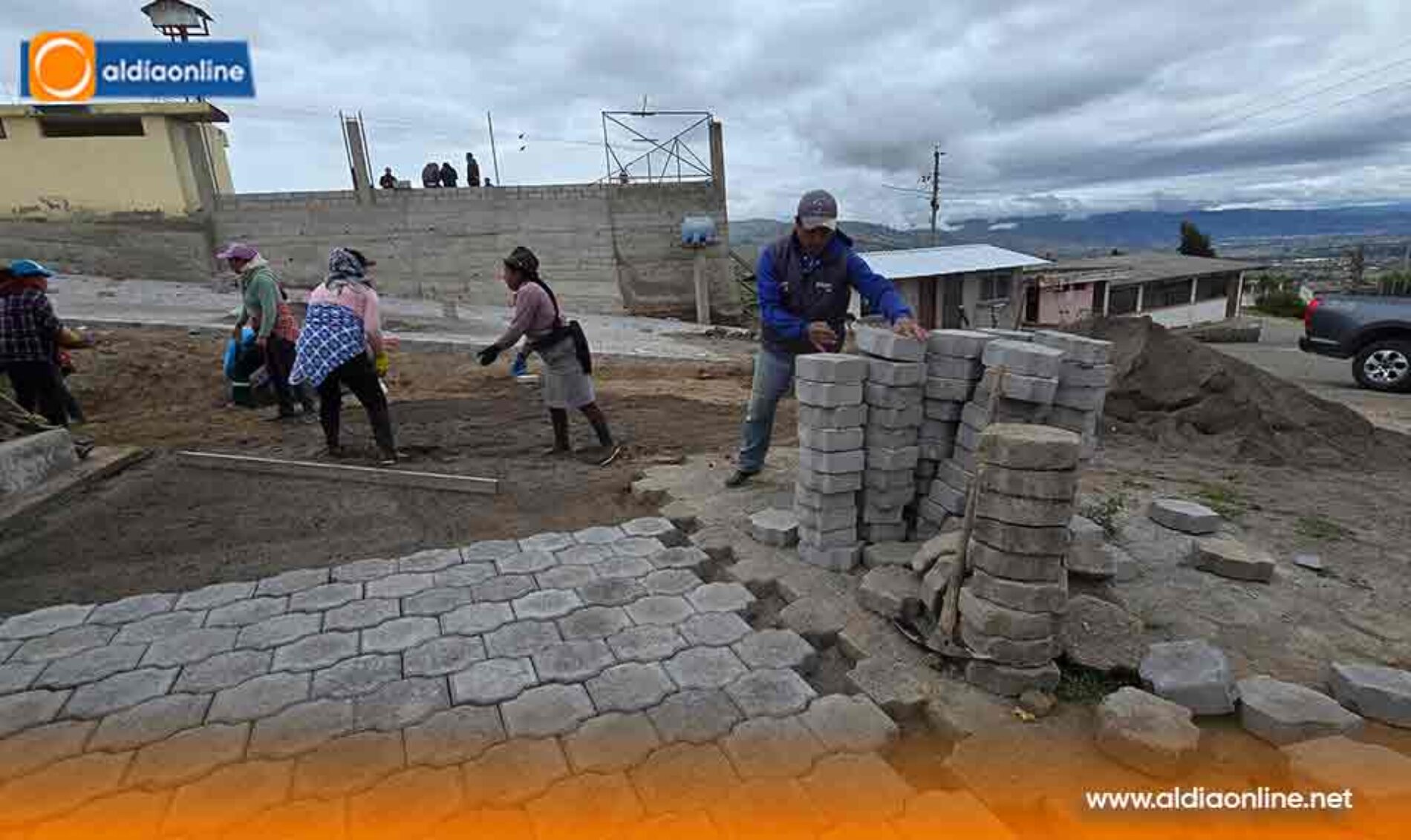 COMUNIDAD LA CONSOLACIÓN MEJORA SU ESTADIO CON APOYO MUNICIPAL DE SALCEDO Y TRABAJO COMUNITARIO