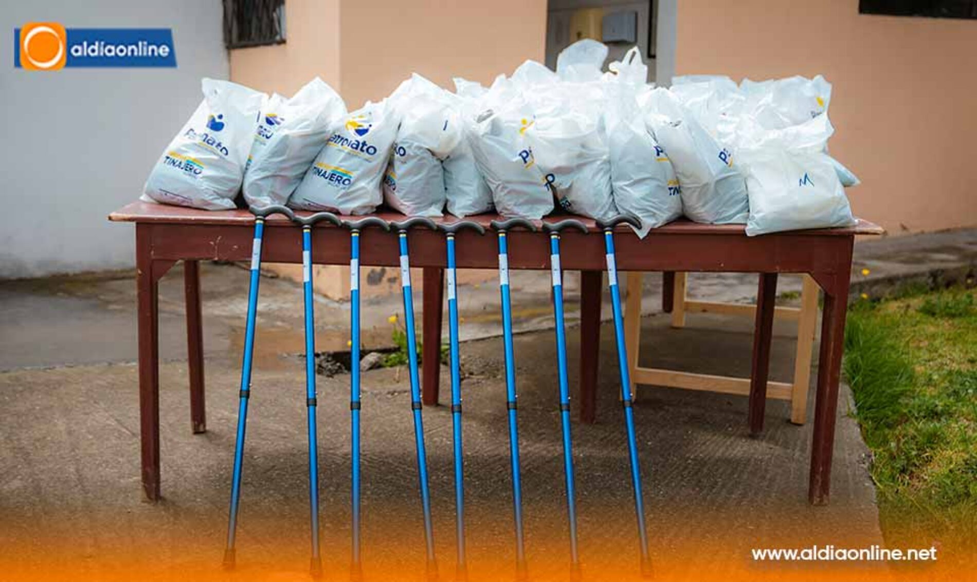 MÁS DE 100 ADULTOS MAYORES RECIBEN AYUDAS DEL PATRONATO DE LATACUNGA EN JORNADA SOLIDARIA