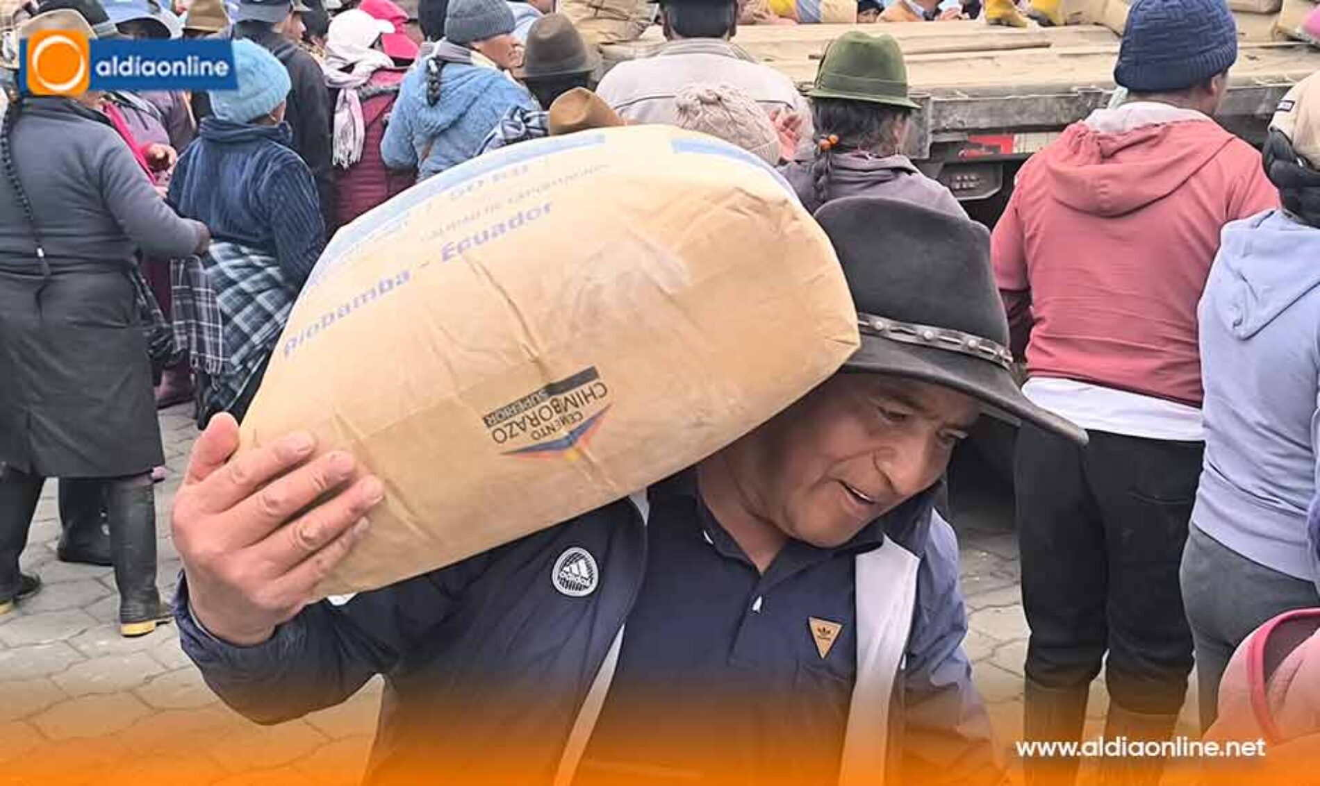 ALCALDÍA DE SALCEDO ENTREGA 500 QUINTALES DE CEMENTO A LA JUNTA GENERAL DE AGUA DE RIEGO RUMICHACA BELLAVISTA