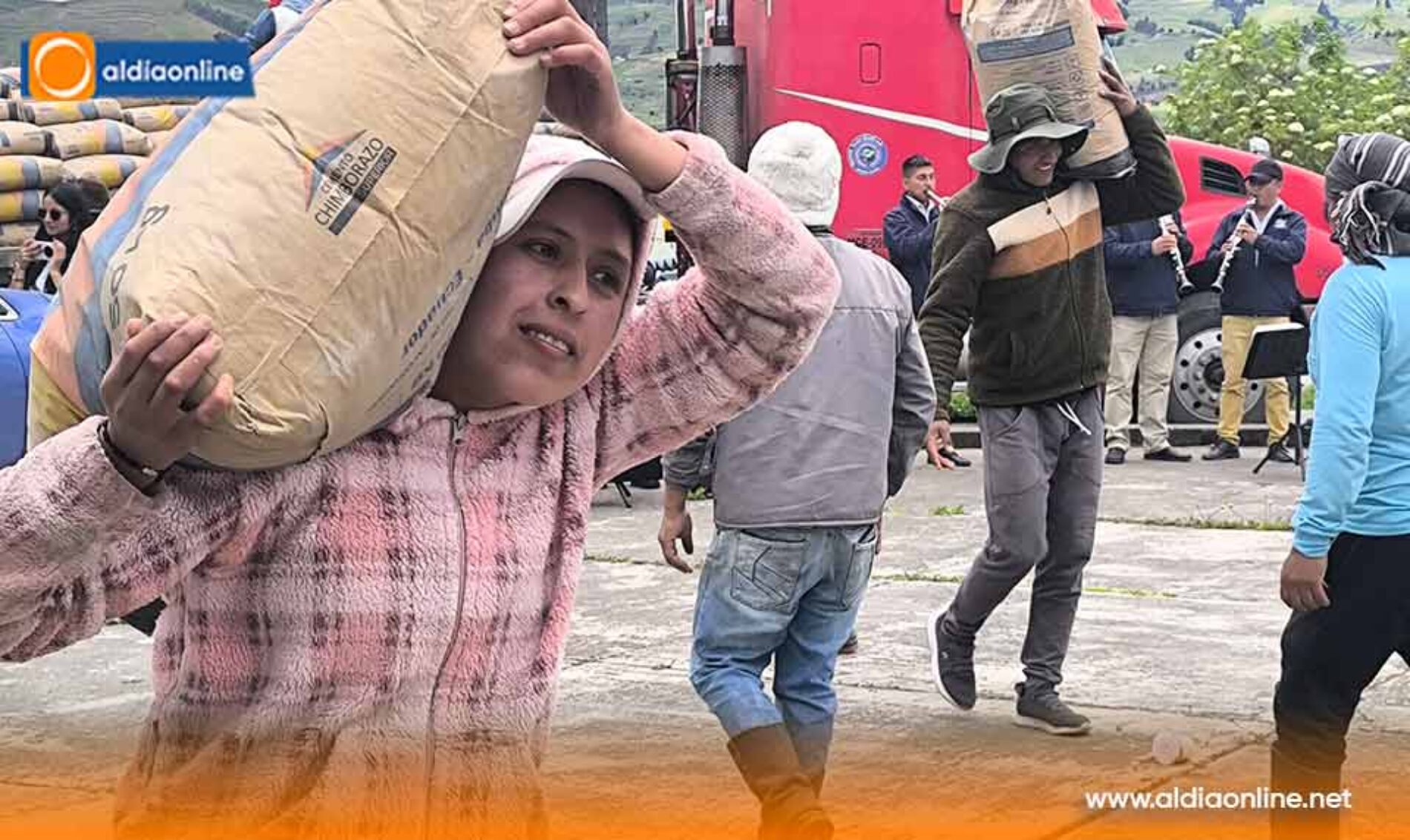 ALCALDÍA DE SALCEDO ENTREGA 500 QUINTALES DE CEMENTO A LA JUNTA GENERAL DE AGUA DE RIEGO RUMICHACA BELLAVISTA