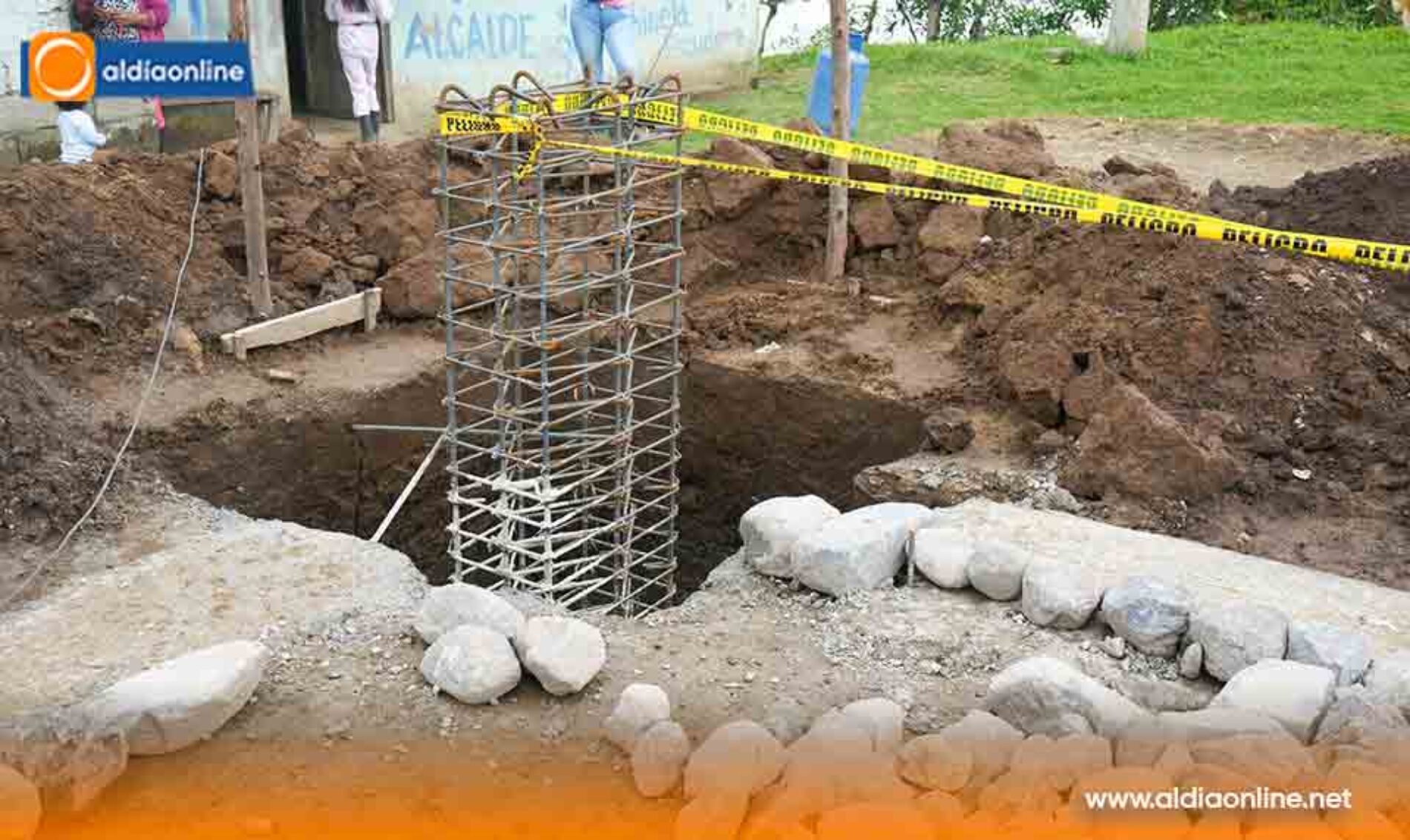 ALCALDE ÓSCAR MONJE INICIA CONSTRUCCIÓN DE CANCHA CUBIERTA EN SIGCHOS