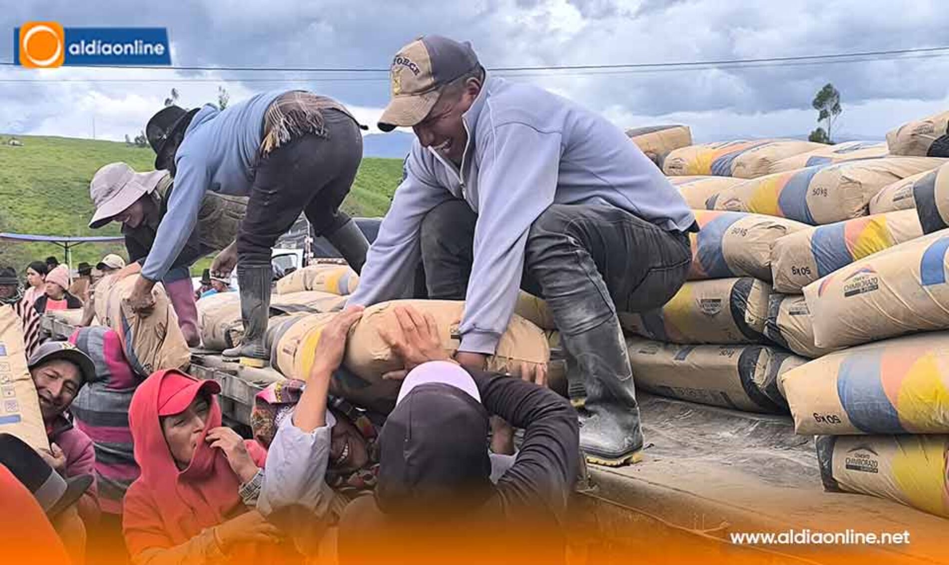 ALCALDÍA DE SALCEDO ENTREGA 500 QUINTALES DE CEMENTO A LA JUNTA GENERAL DE AGUA DE RIEGO RUMICHACA BELLAVISTA