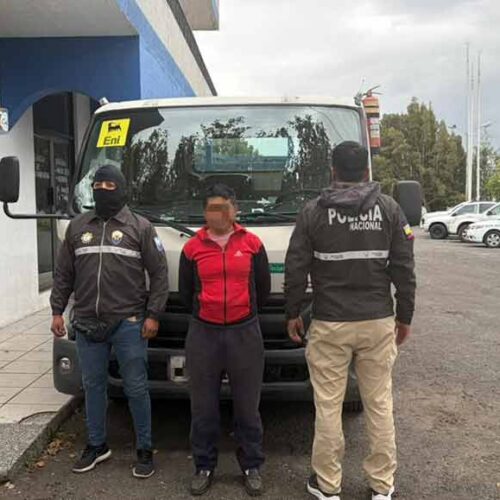 EN EL SECTOR DEL REDONDEL VÍA A PUJILÍ SE INTERCEPTÓ A CAMIÓN CON 50 CILINDROS DE GAS SIN PERMISOS Y SELLOS DE SEGURIDAD