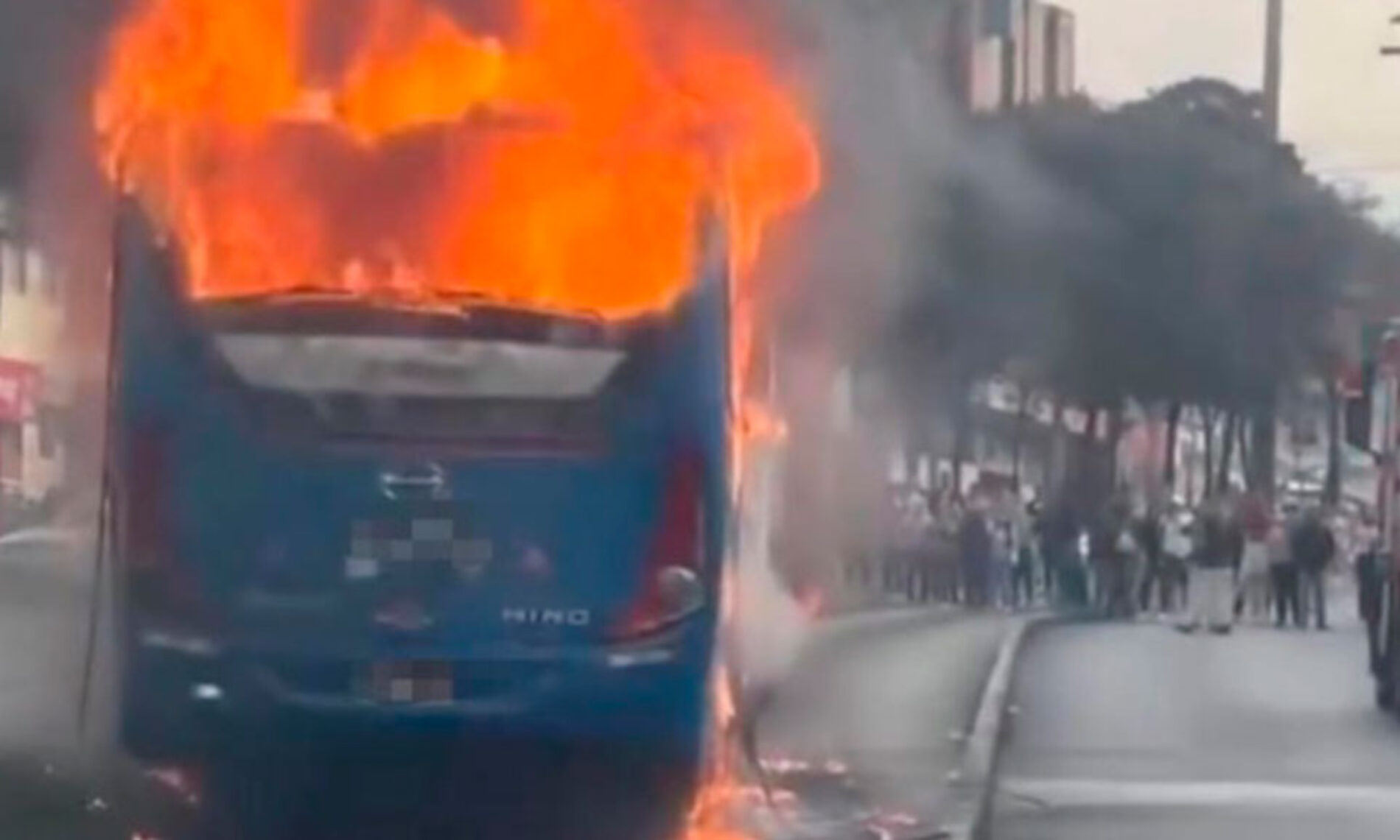 FATAL ACCIDENTE DE TRÁNSITO EN LA AV. MARISCAL SUCRE REGISTRA DOS PERSONAS FALLECIDAS Y BUS INCENDIADO 