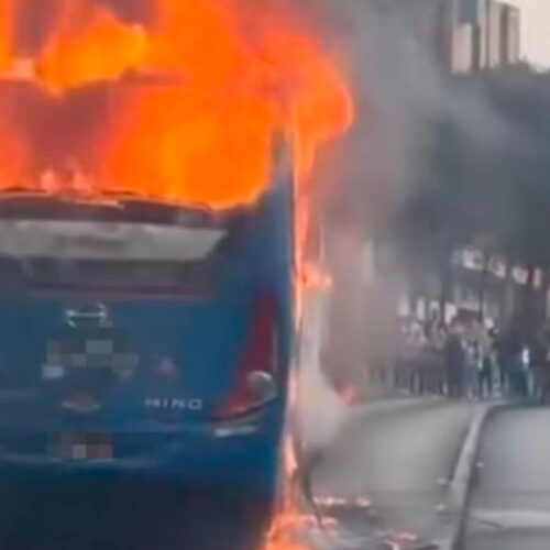 FATAL ACCIDENTE DE TRÁNSITO EN LA AV. MARISCAL SUCRE REGISTRA DOS PERSONAS FALLECIDAS Y BUS INCENDIADO 