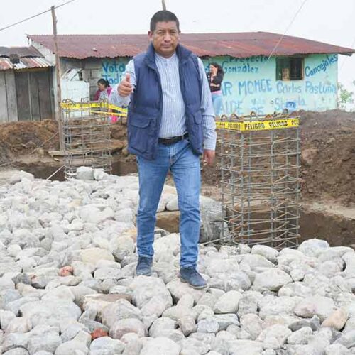 ALCALDE ÓSCAR MONJE INICIA CONSTRUCCIÓN DE CANCHA CUBIERTA EN SIGCHOS