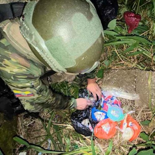 EJÉRCITO ECUATORIANO DESMANTELA CENTRO DE ACOPIO DE DROGA EN LA MANÁ