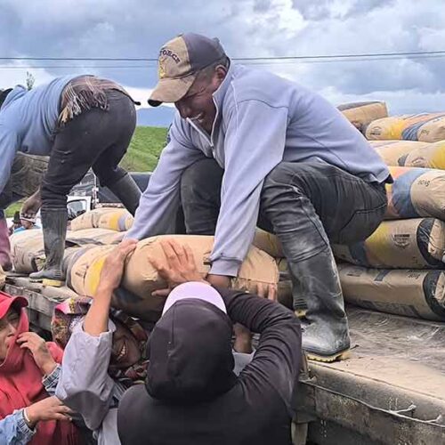 ALCALDÍA DE SALCEDO ENTREGA 500 QUINTALES DE CEMENTO A LA JUNTA GENERAL DE AGUA DE RIEGO RUMICHACA BELLAVISTA
