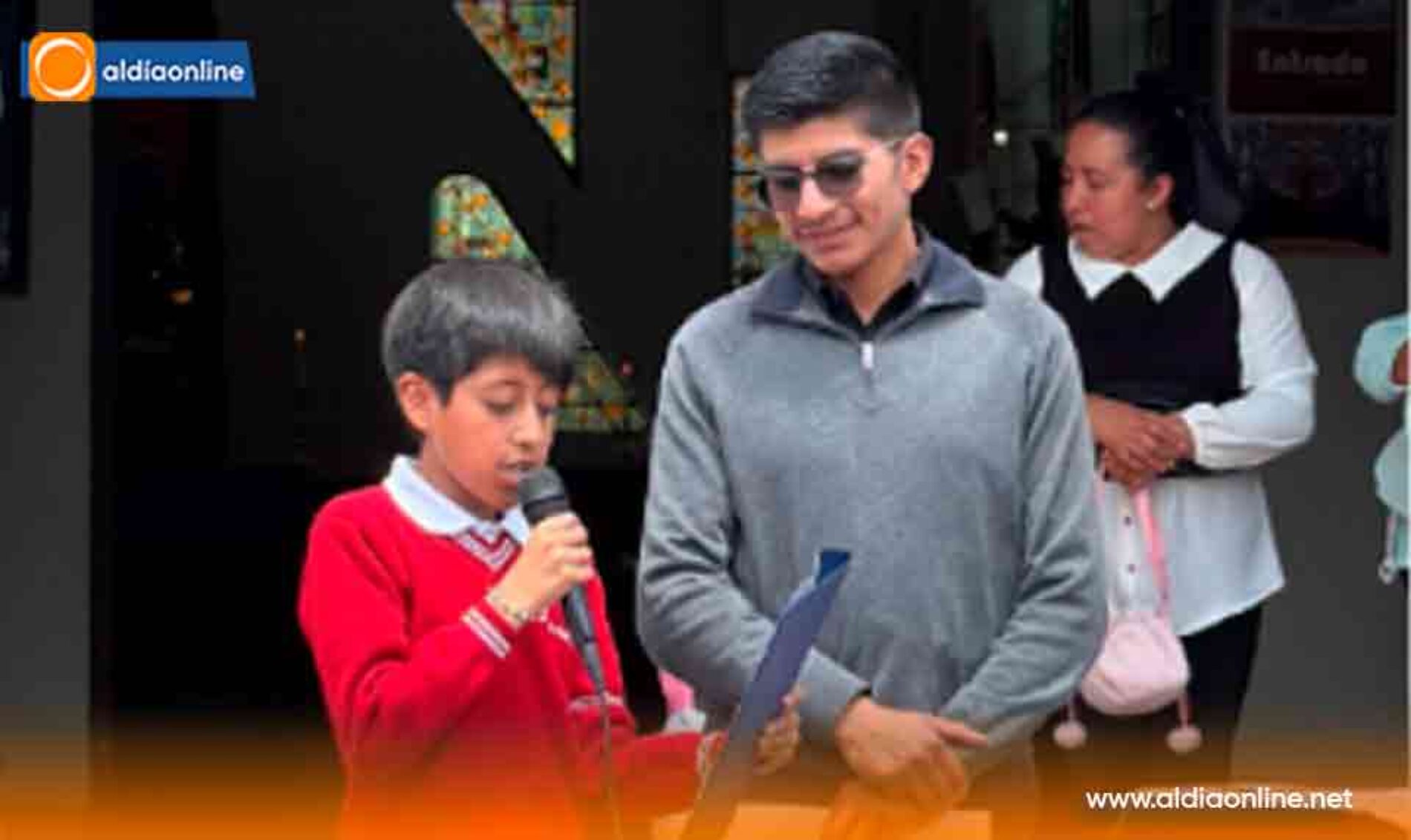 LA CÁMARA DE COMERCIO Y TURISMO DE SAQUISILÍ ENTREGA PIZARRAS A INSTITUCIONES EDUCATIVAS DEL CANTÓN.