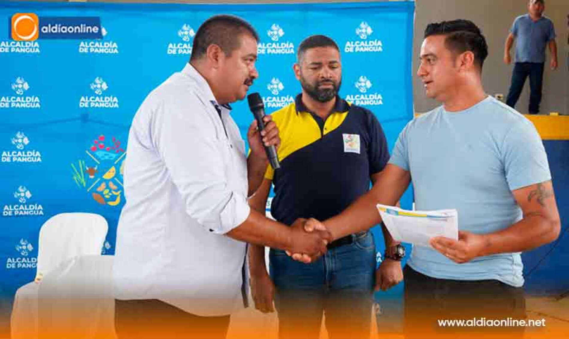 ALCALDE DE PANGUA  WILSON CORREA ENTREGA NUEVO EQUIPO CAMINERO EN MEDIO DE LA EMERGENCIA INVERNAL