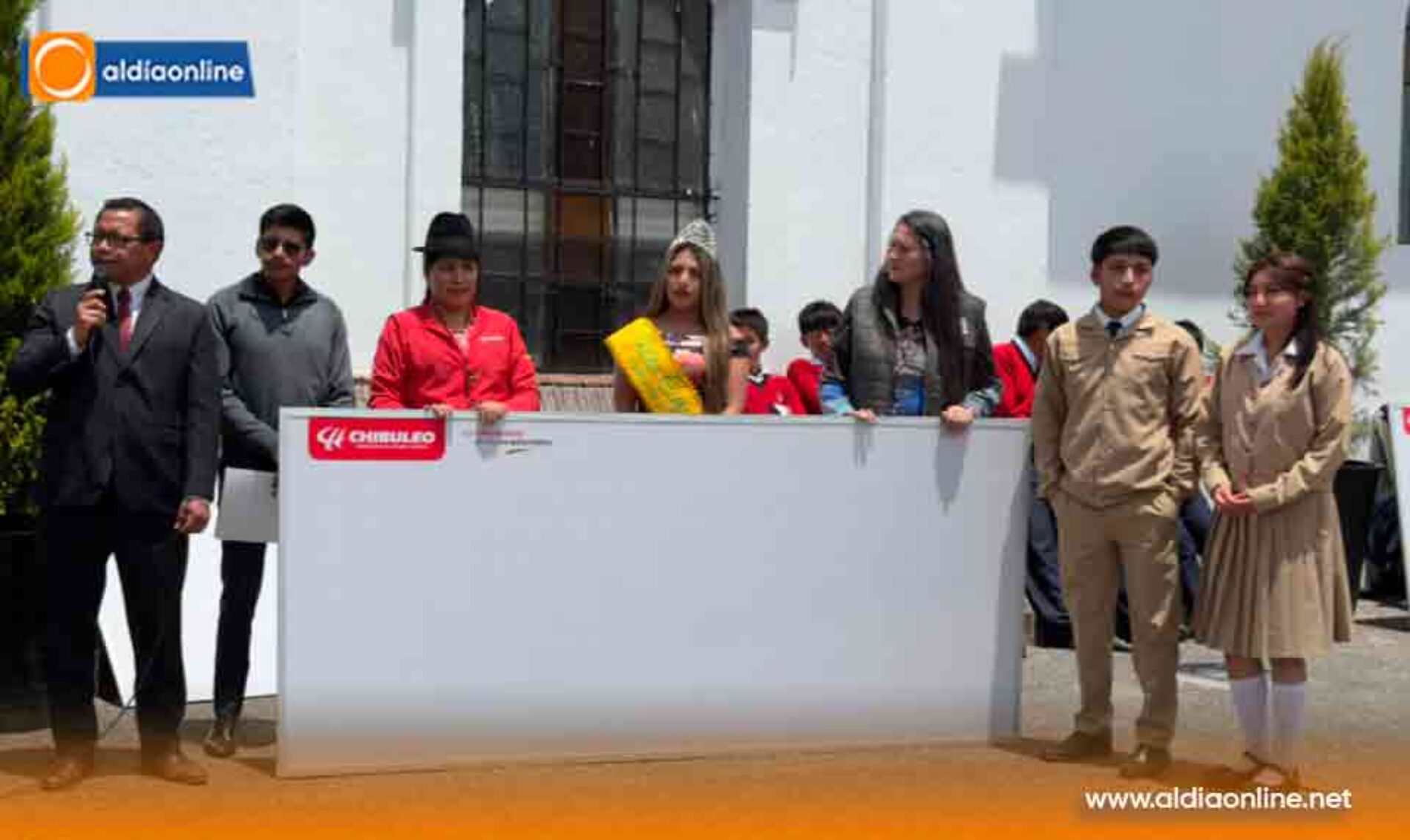 LA CÁMARA DE COMERCIO Y TURISMO DE SAQUISILÍ ENTREGA PIZARRAS A INSTITUCIONES EDUCATIVAS DEL CANTÓN.