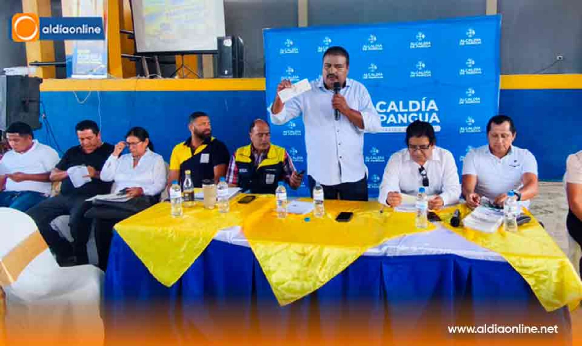 ALCALDE DE PANGUA  WILSON CORREA ENTREGA NUEVO EQUIPO CAMINERO EN MEDIO DE LA EMERGENCIA INVERNAL