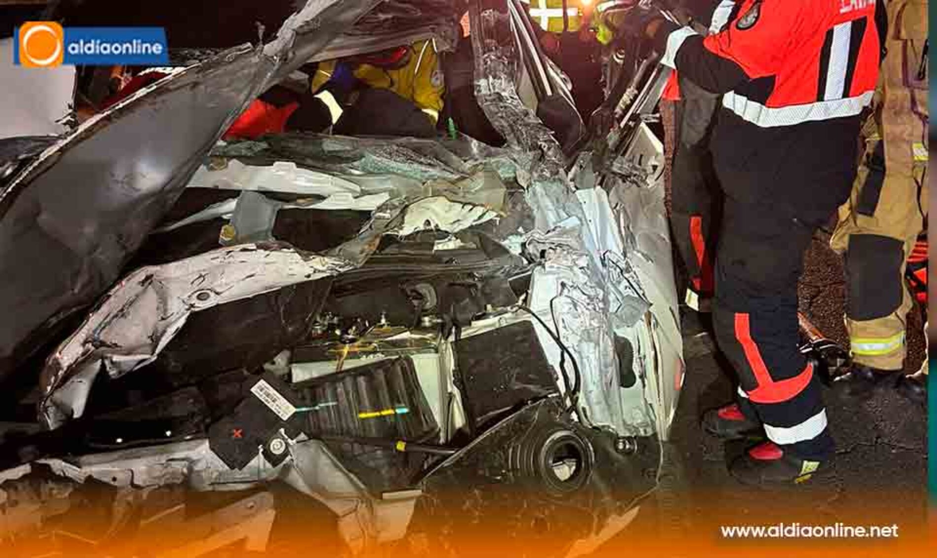BOMBEROS DE LATACUNGA RESCATAN CON VIDA A HOMBRE ATRAPADO TRAS FUERTE ACCIDENTE EN LA VÍA E35