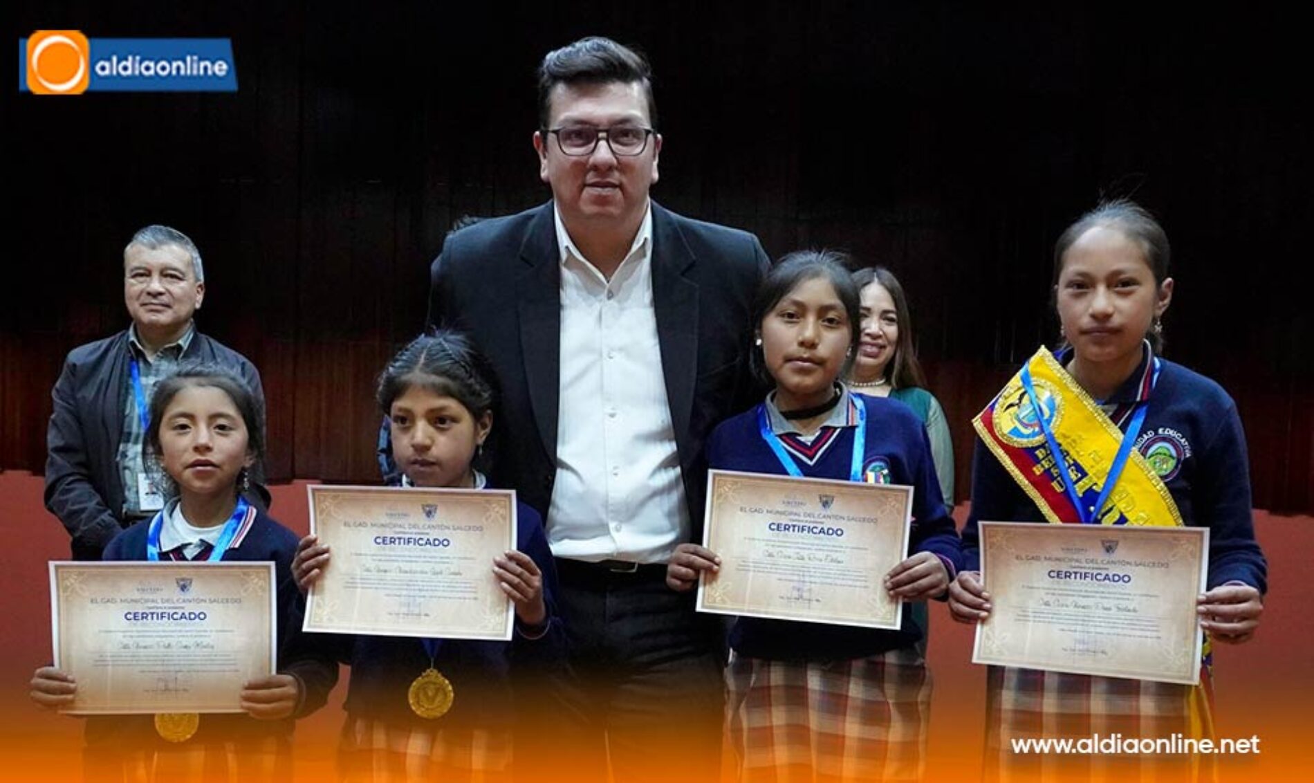 ALCALDE DE SALCEDO RECONOCIÓ LIDERAZGO JUVENIL EN TALLER SOBRE PREVENCIÓN DEL SUICIDIO Y VIOLENCIA DIGITAL
