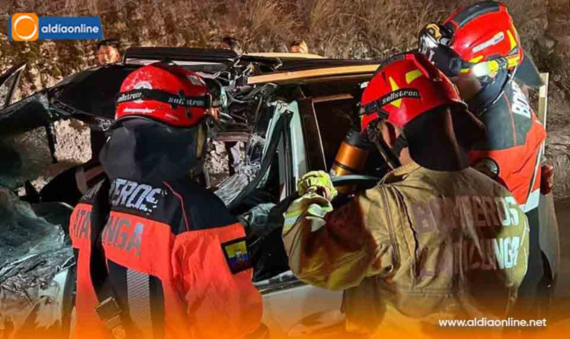 BOMBEROS DE LATACUNGA RESCATAN CON VIDA A HOMBRE ATRAPADO TRAS FUERTE ACCIDENTE EN LA VÍA E35