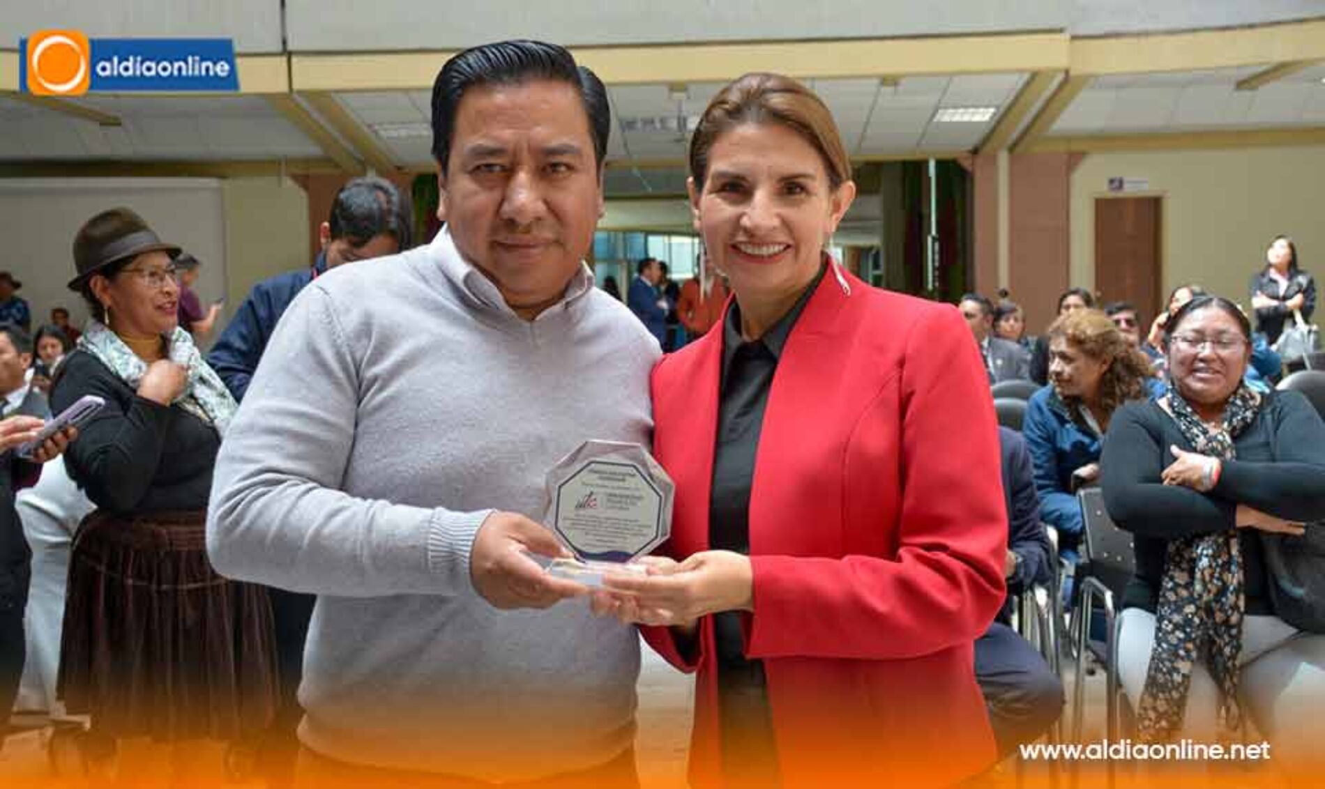 ENTREGA DE COMPUTADORA Y LIBROS FORTALECE EDUCACIÓN DE NIÑAS Y NIÑOS DE LA PROVINCIA