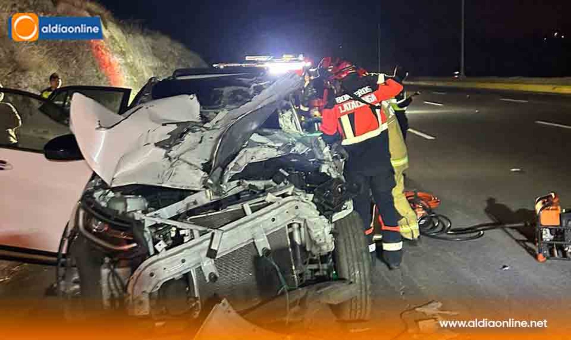 BOMBEROS DE LATACUNGA RESCATAN CON VIDA A HOMBRE ATRAPADO TRAS FUERTE ACCIDENTE EN LA VÍA E35