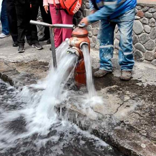 TRAS RECLAMOS CIUDADANOS, ALCALDÍA DE LATACUNGA INTENSIFICA TRABAJOS PARA NORMALIZAR EL SERVICIO DE AGUA
