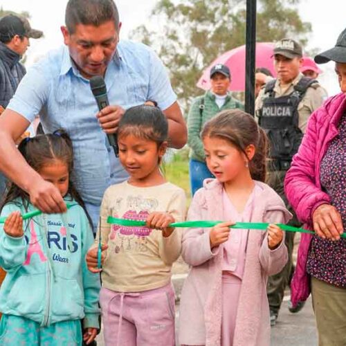 SIGCHOS TRANSFORMA SU INGRESO PRINCIPAL CON UNA OBRA INTEGRAL DE ASFALTADO Y SERVICIOS BÁSICOS
