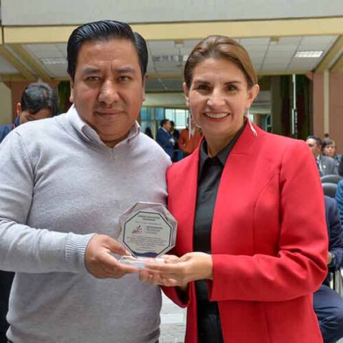 ENTREGA DE COMPUTADORA Y LIBROS FORTALECE EDUCACIÓN DE NIÑAS Y NIÑOS DE LA PROVINCIA