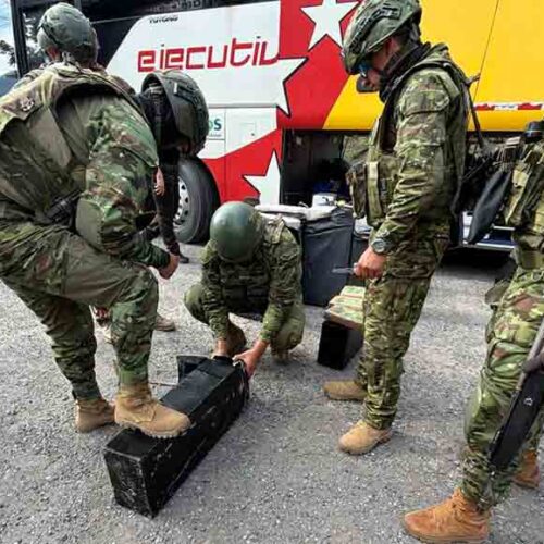 BRIGADA DE CABALLERÍA BLINDADA DECOMISA 140 PAQUETES DE MARIHUANA OCULTOS EN DIEZ CAJAS METÁLICAS SOLDADAS EN BUS INTERPROVINCIAL