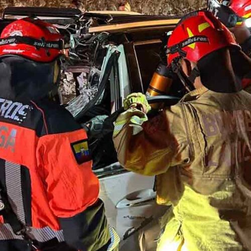 BOMBEROS DE LATACUNGA RESCATAN CON VIDA A HOMBRE ATRAPADO TRAS FUERTE ACCIDENTE EN LA VÍA E35