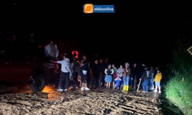 DERRUMBE BLOQUEA POR COMPLETO LA VÍA PUJILÍ – LA MANÁ Y DEJA AISLADOS A CIENTOS DE CONDUCTORES