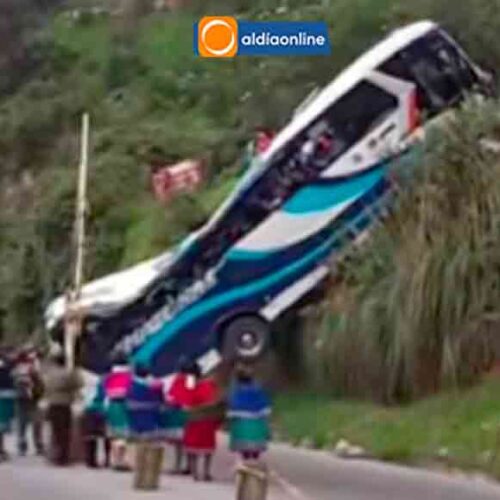 BUS SE ACCIDENTA EN LA VÍA E35, SECTOR Z DE LA VARIANTE DE ALAUSÍ REPORTE PRELIMINAR SEÑALA HERIDOS DE GRAVEDAD