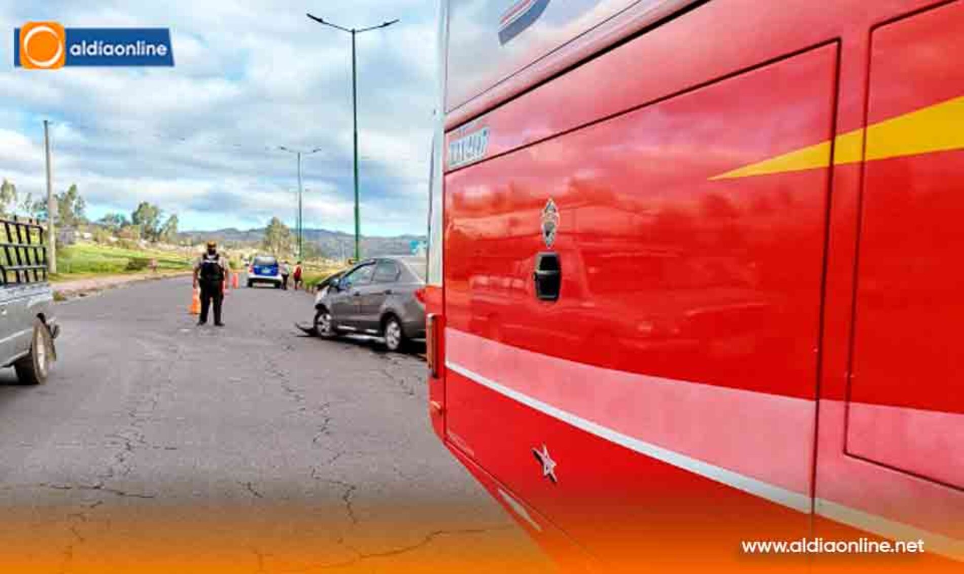FUERTE CHOQUE ENTRE BUS Y AUTOMÓVIL ALTERA LA CALMA EN LA VÍA SAQUISILÍ–LATACUNGA