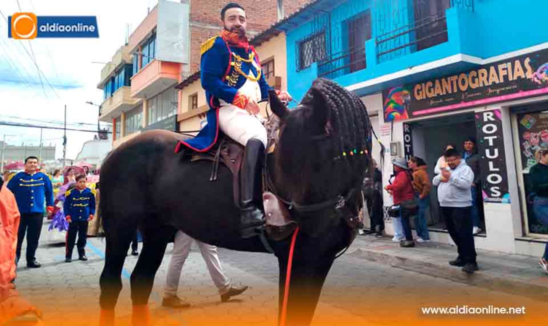 MORADORES DE LA CALLE DOS DE MAYO REVIVE LA PRESENCIA HISTÓRICA DEL MARISCAL SUCRE DE 1820 (Video)