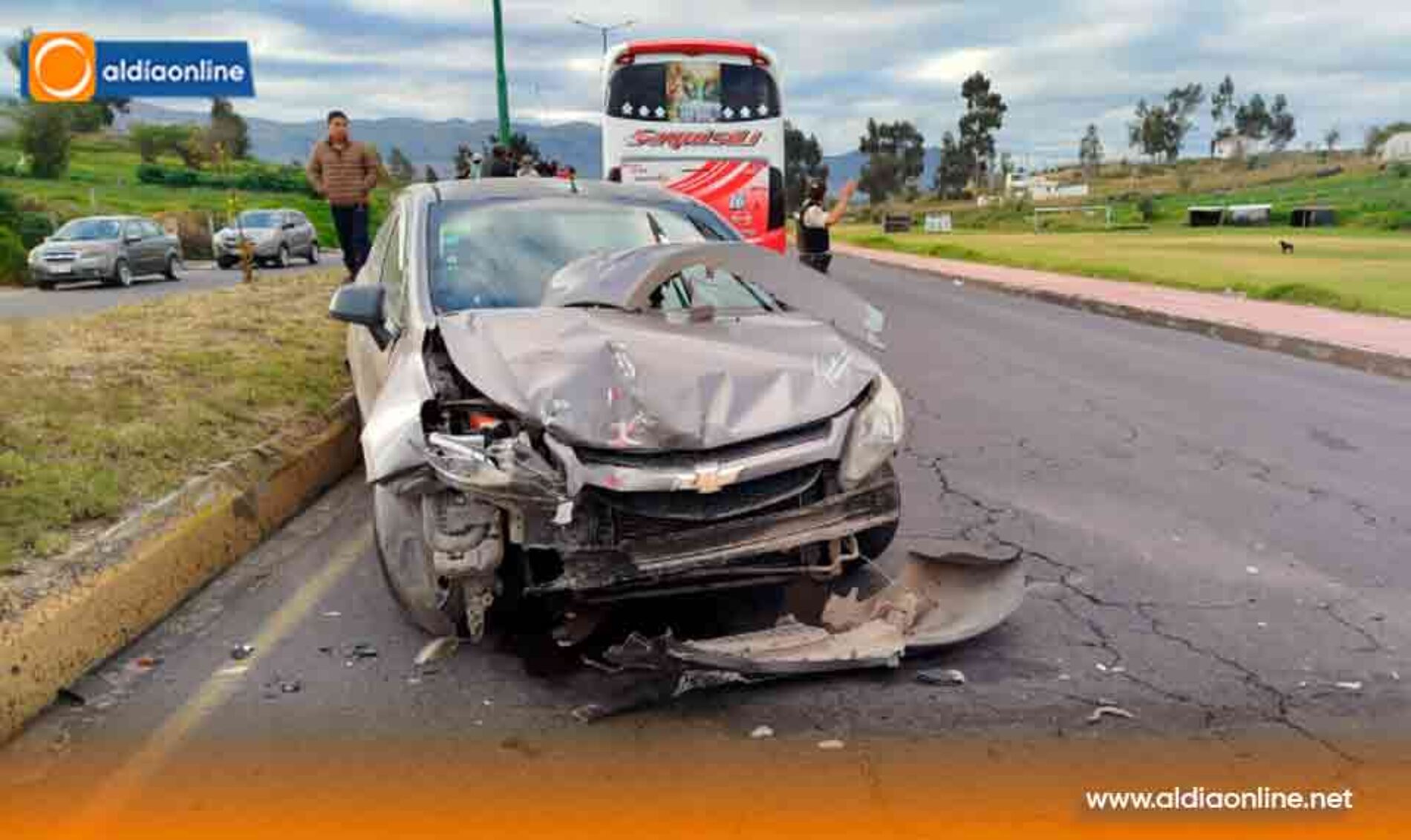 FUERTE CHOQUE ENTRE BUS Y AUTOMÓVIL ALTERA LA CALMA EN LA VÍA SAQUISILÍ–LATACUNGA
