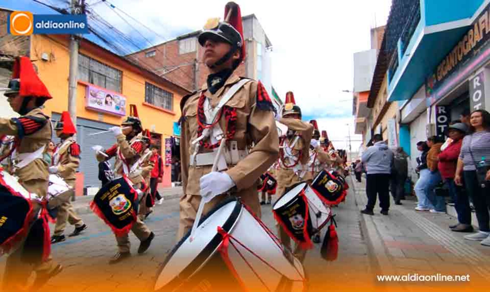 MORADORES DE LA CALLE DOS DE MAYO REVIVE LA PRESENCIA HISTÓRICA DEL MARISCAL SUCRE DE 1820 (Video)