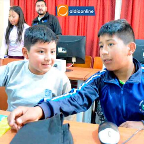 U. E. JUAN LEÓN MERA DE JOSEGUANGO ALTO RECIBE EQUIPO DE COMPUTO DE LA MUNICIPALIDA DE LATACUNGA (Video)