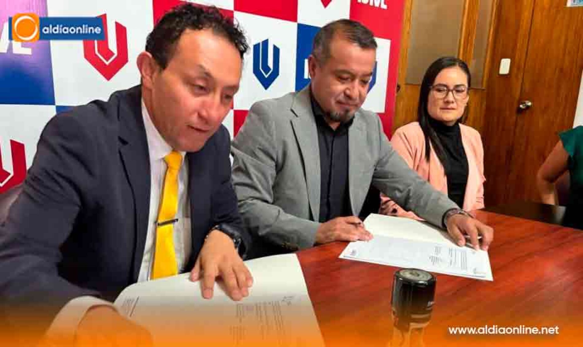 FIRMAN CONVENIO IST VICENTE LEÓN Y GAD. PASTOCALLE PARA FORTALECER EL PROGRESO DE LA PARROQUIA