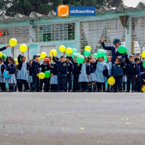 ASFALTADO DE PATIO DE UNIDAD EDUCATIVA DE  MÁS DE 2.600 M² RENOVADOS PARA EL DESARROLLO DE ESTUDIANTES