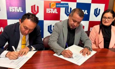 FIRMAN CONVENIO IST VICENTE LEÓN Y GAD. PASTOCALLE PARA FORTALECER EL PROGRESO DE LA PARROQUIA