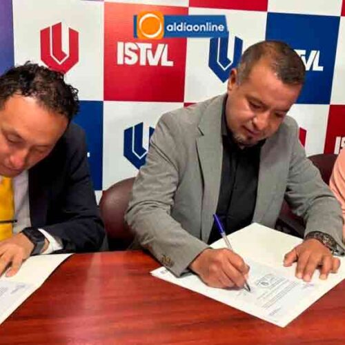 FIRMAN CONVENIO IST VICENTE LEÓN Y GAD. PASTOCALLE PARA FORTALECER EL PROGRESO DE LA PARROQUIA