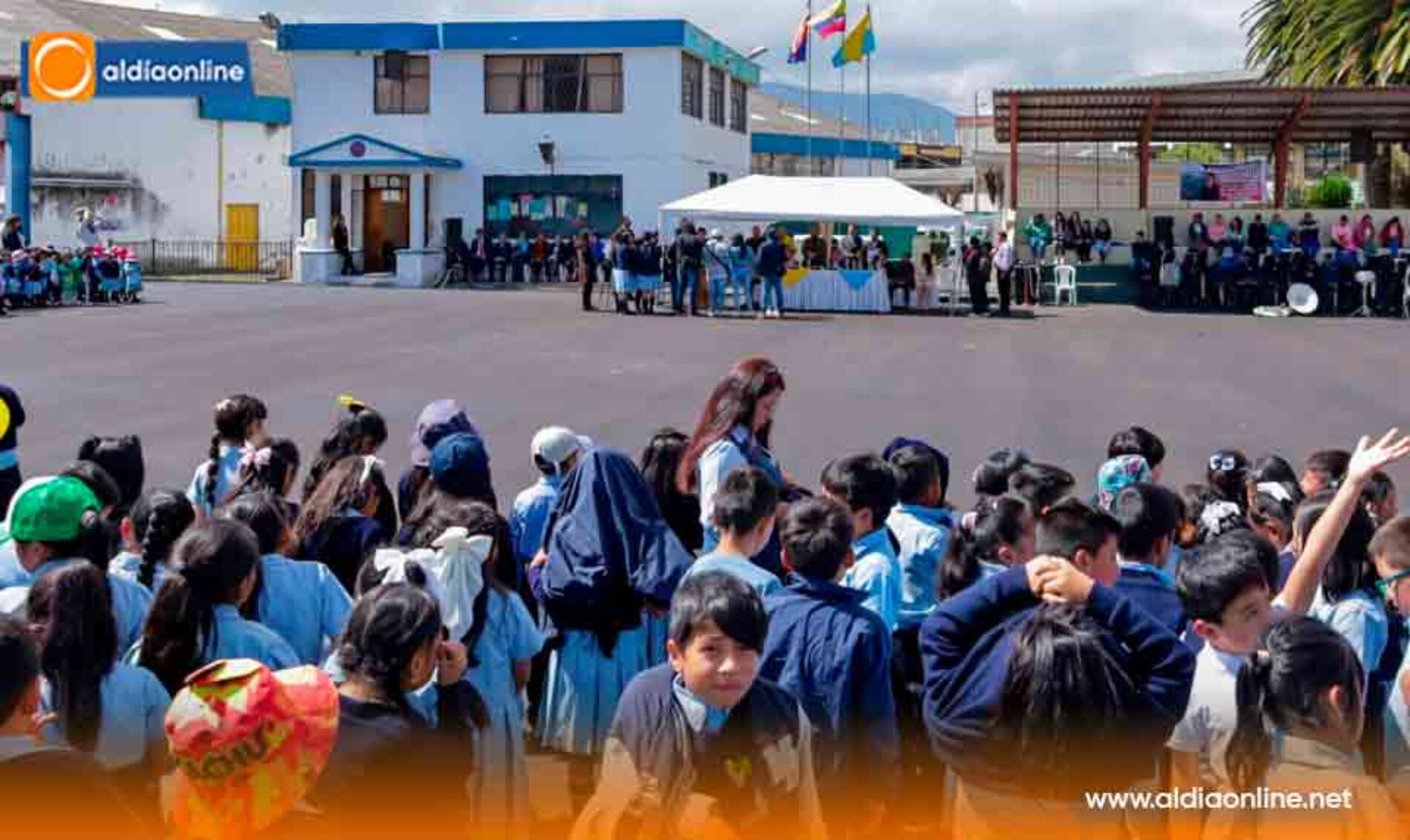ASFALTADO DE PATIO DE UNIDAD EDUCATIVA DE  MÁS DE 2.600 M² RENOVADOS PARA EL DESARROLLO DE ESTUDIANTES